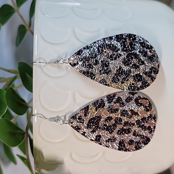 Jewelry - 🔥LAST PAIR🔥 Animal Print Metallic Drop Earrings